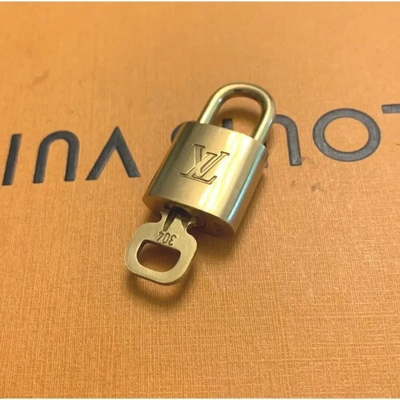 Louis Vuitton Padlock and Key Brass Gold Authentic # 304 Excellent Condition - Picture 1 of 9